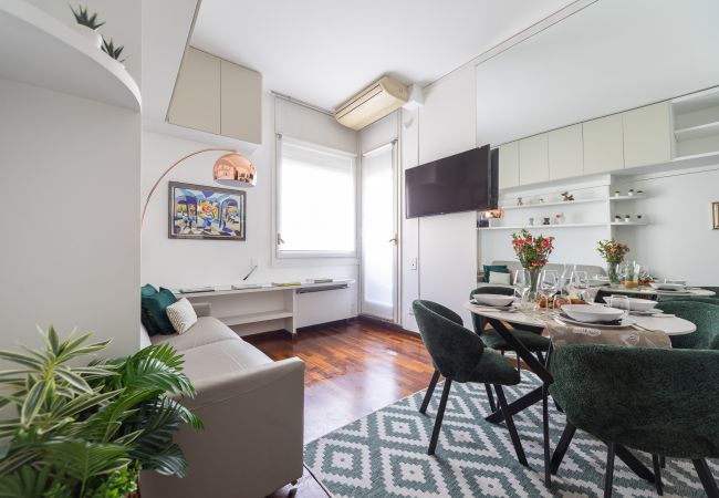 Appartamento a Milano - S. Marco - Luminoso bilocale con balcone in Brera  Appartamento a Milano - S. Marco - Luminoso bilocale con balcone in Brera