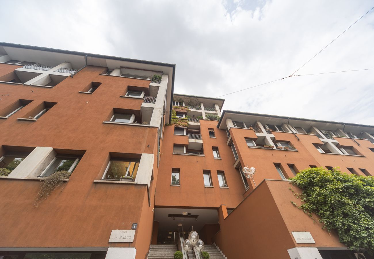 Appartamento a Milano - S. Marco - Luminoso bilocale con balcone in Brera 