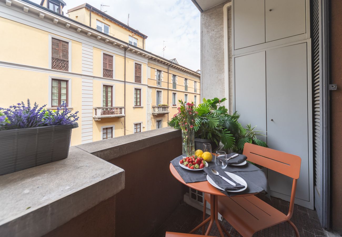 Appartamento a Milano - S. Marco - Luminoso bilocale con balcone in Brera 