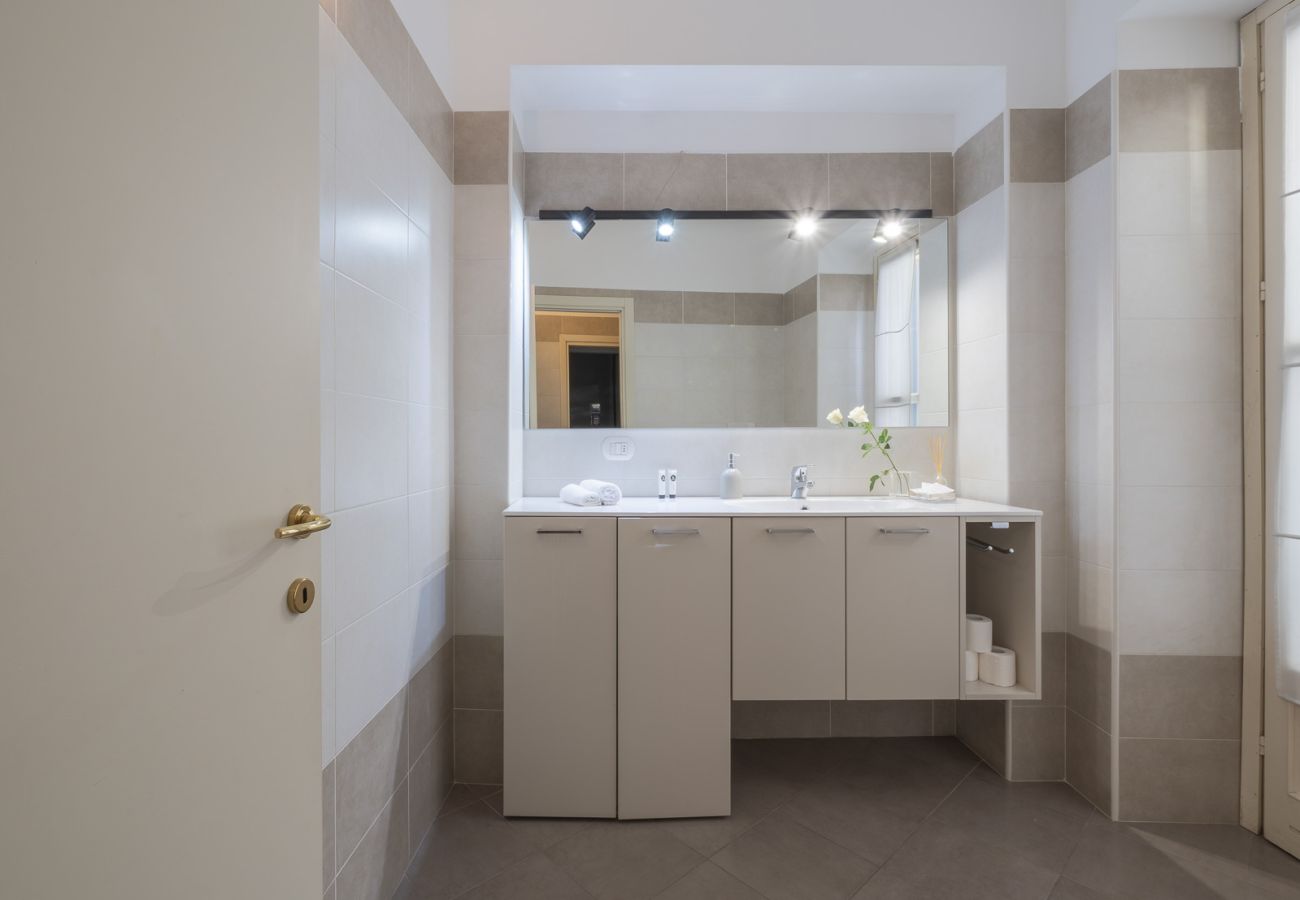 Apartment in Milan - Corso Venezia - Elegant 1 BR apt with shared rooftop terrace in the heart of Milan