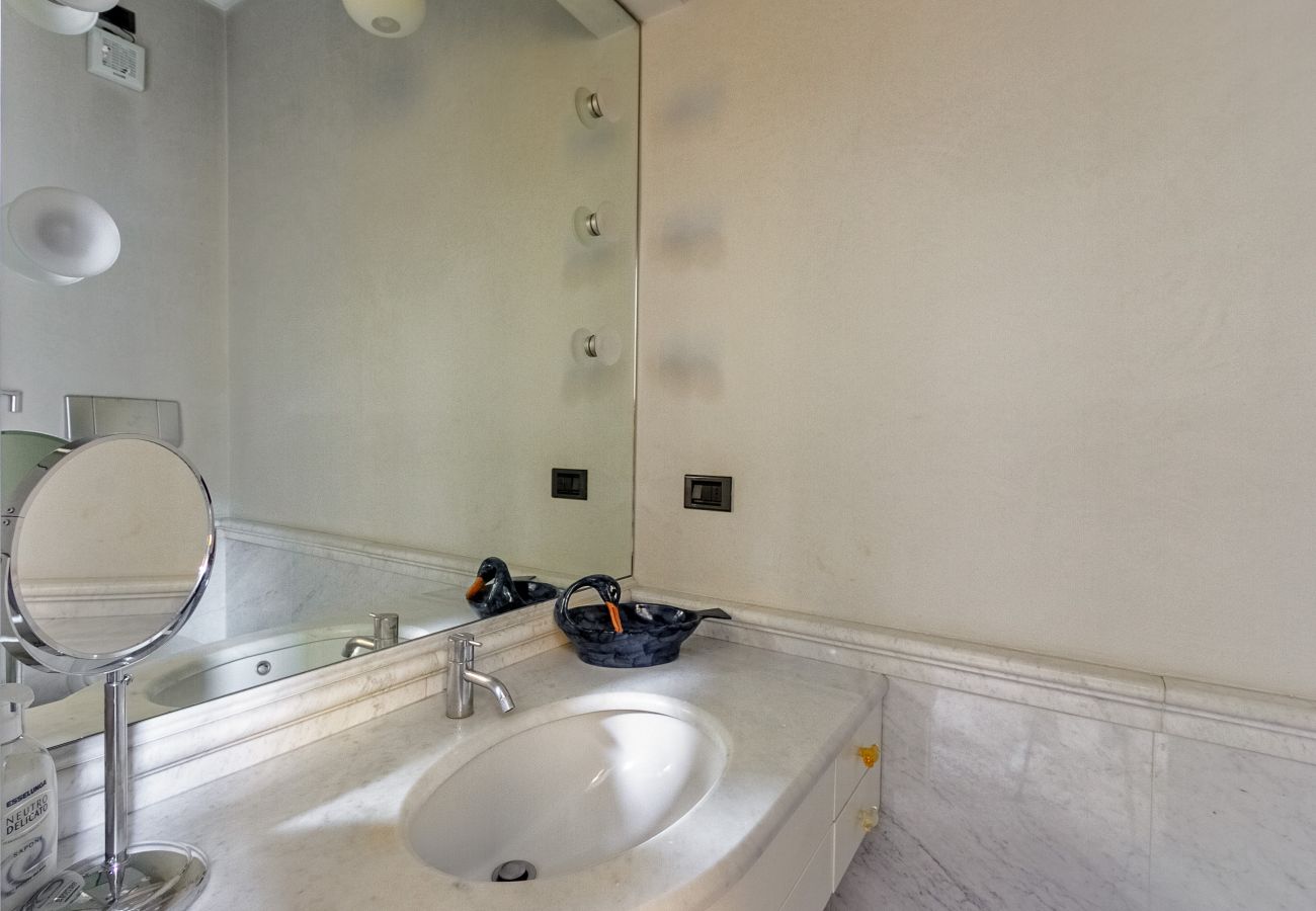 Apartment in Milan - Della Signora - Elegant & charming 1-bdr apartment close to Duomo
